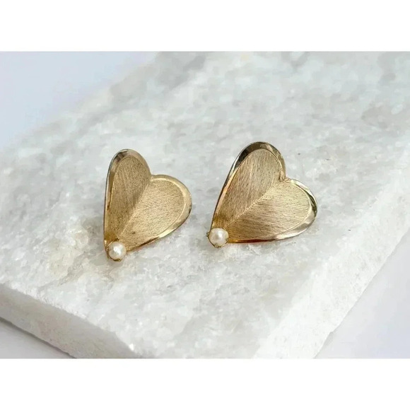 Vintage Gold Toned Heart Shaped Textured Cultured Pearl Screw MCM Stud Earrings - Picture 2 of 6